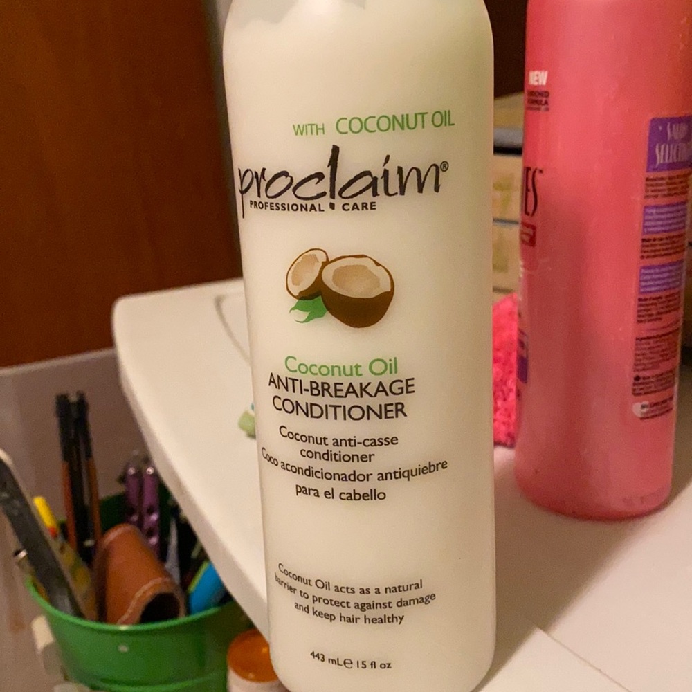 Coconut conditioner and coconut penetrating oil for dry or damaged hair